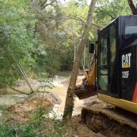 photo d'intervention avec pelle mécanique sur les berges de l'Hers