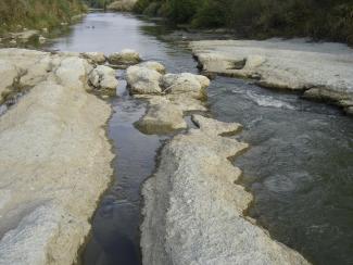 Photo du lit de l'Hers (marne) à Castelnau d'Estretefonds, avant travaux