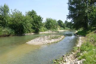 Photo du lit et des berges de l'Hers, amont du site, après travaux (2015)