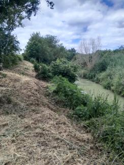 vue des berges et du lit de l'Hers à Deyme, avant travaux (juin 2024)